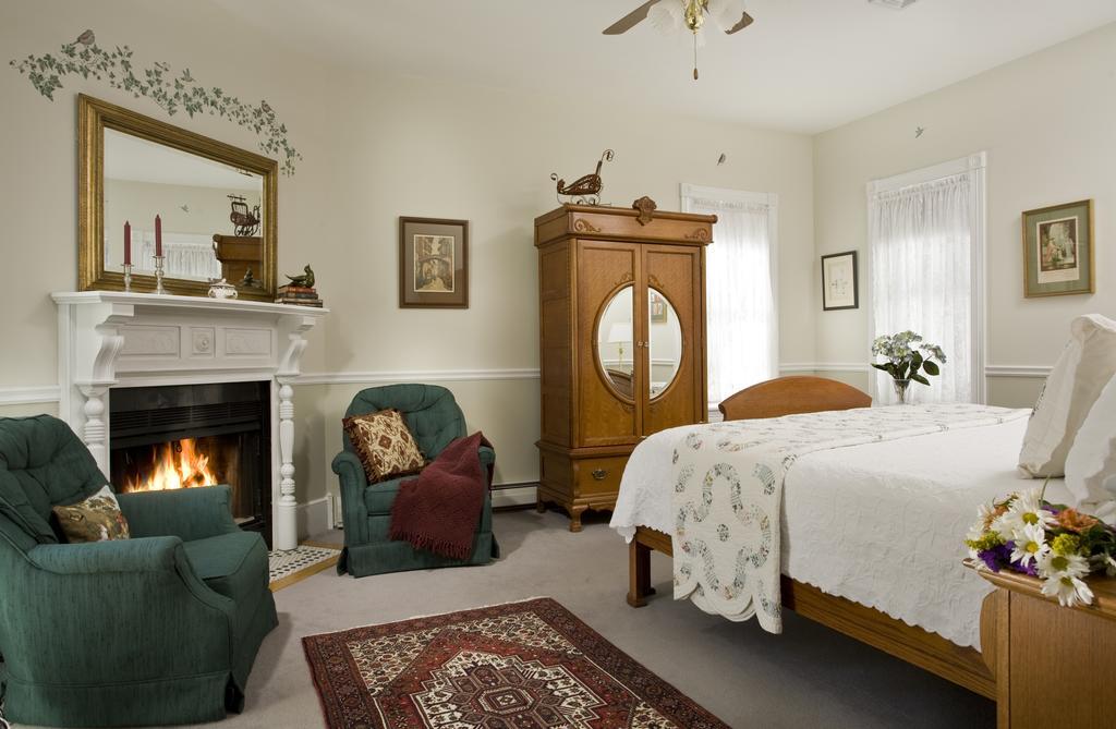 The Maple Leaf Inn Barnard Room photo