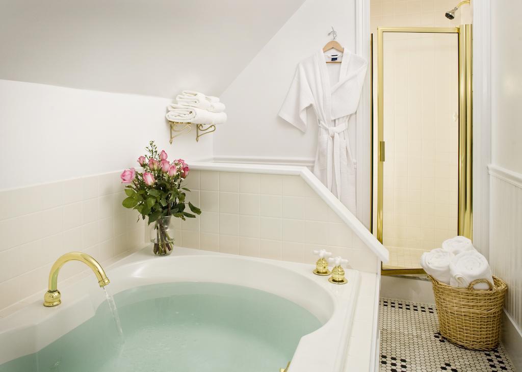 The Maple Leaf Inn Barnard Room photo